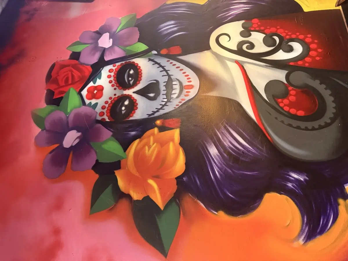 Mural de una catrina con flores