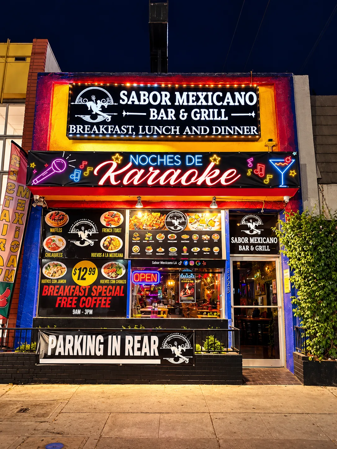 Fachada de noche con el letrero Sabor Mexicano Bar & Grill y Noches de Karaoke