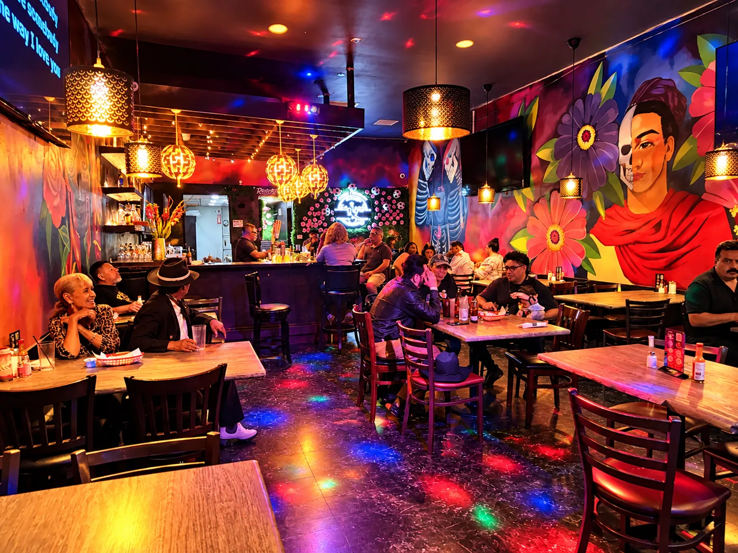 El salón lleno con luces rojas y murales