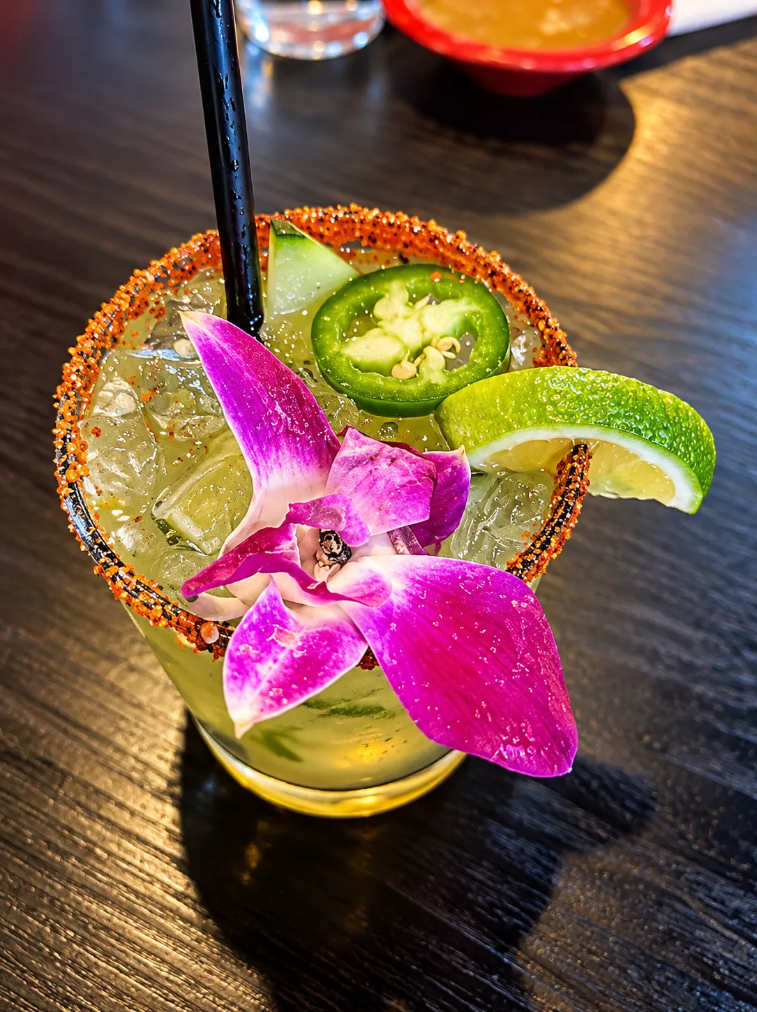 Margarita con jalapeño y orquídea